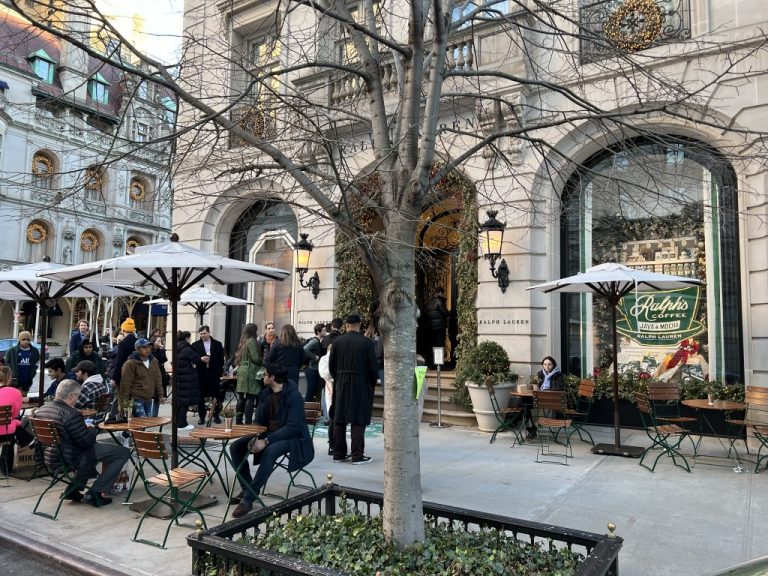 Vor dem Café gibt es meist lange Schlangen (hier zur Weihnachtszeit)
