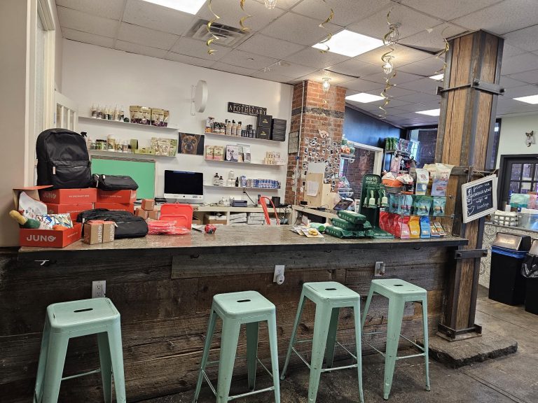 Sogar eine kleine Hundeapotheke gibt's hier im Hunde Café