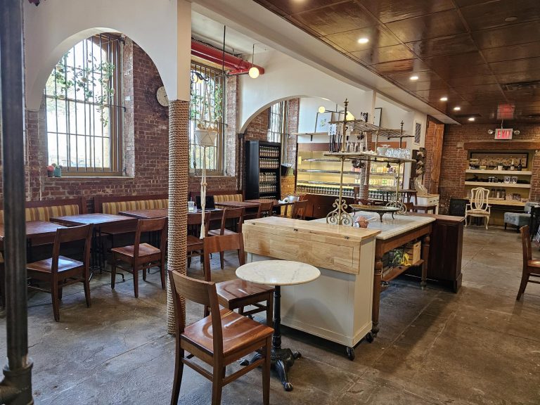 Das außergewöhnliche Hunde Café ist weitläufig - gerade richtig für die lebendigen Vierbeiner