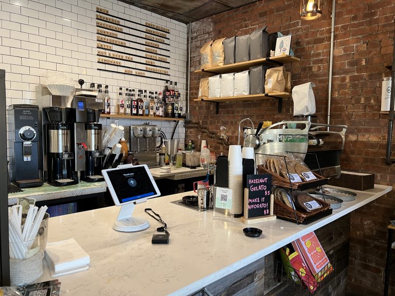 Der Counter des Hunde-Cafés ist hip eingerichtet