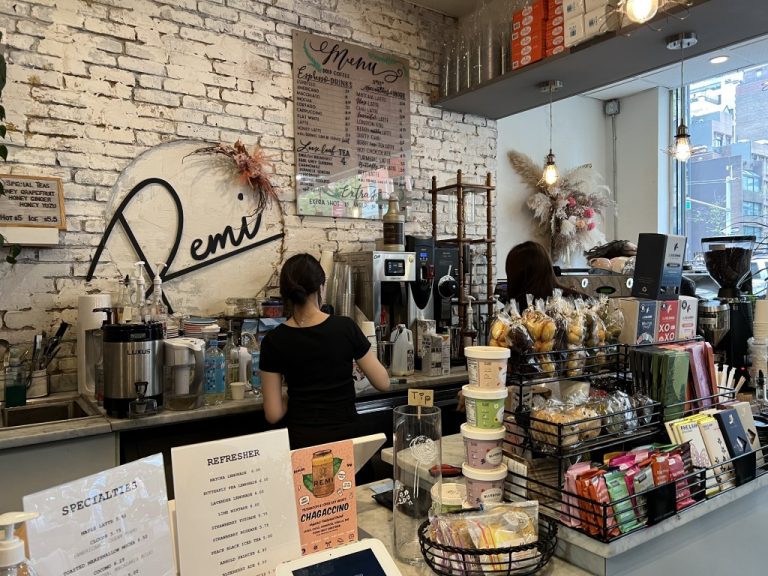 Der Tresen sieht schick und gemütlich aus