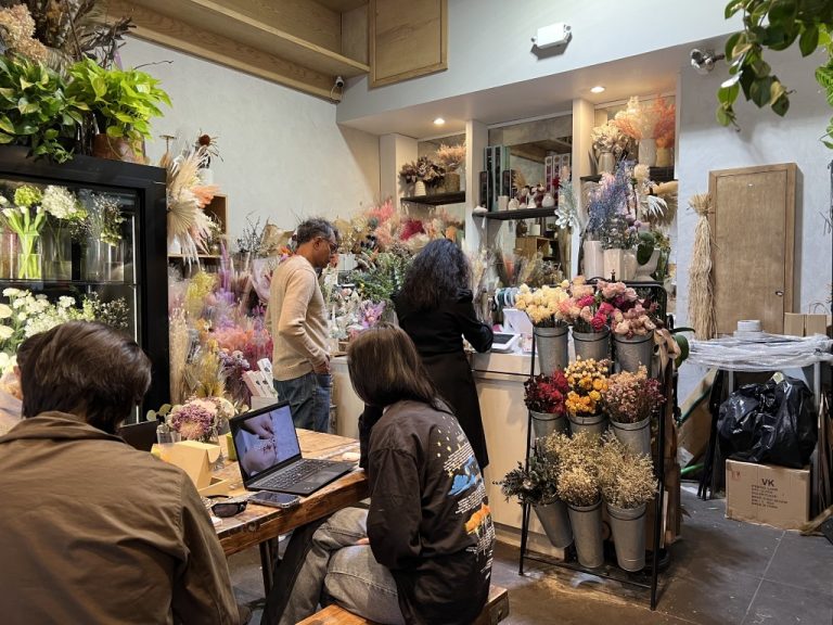 Und falls du noch ein paar Blumen binden lassen willst, kannst du das easy machen