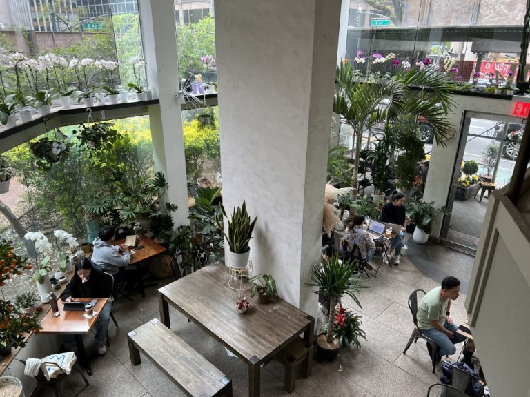 Der Blick von oben ins Café - natürlich wird von hier gerne gearbeitet