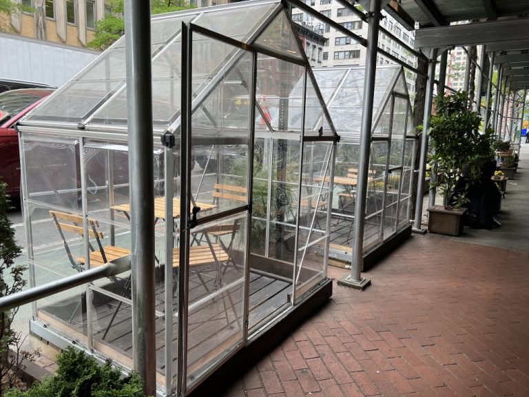 Und selbst kleine Gewächshäuser stehen draußen für den Café im Freien - die sind natürlich extrem beliebt