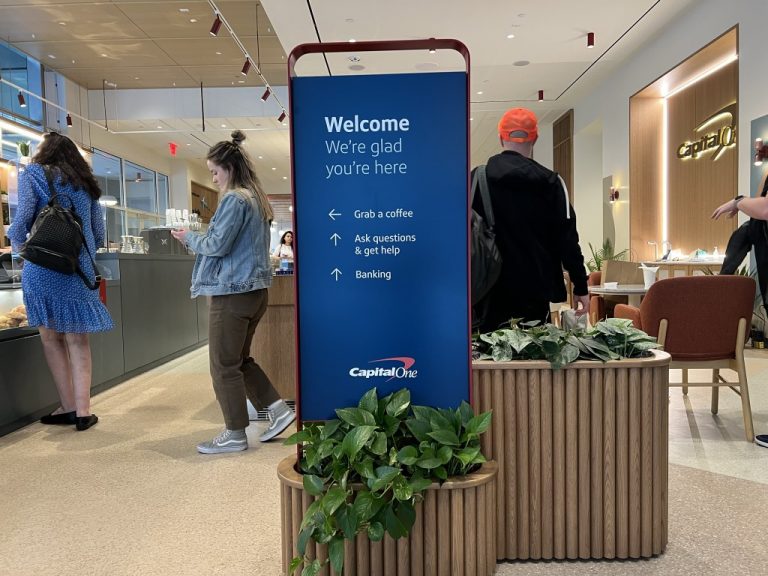 Neben Kaffee gibt es natürlich auch noch allerhand Angebote der Bank selbst