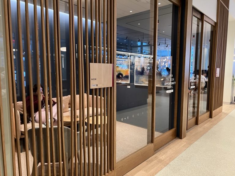 Und auch abgeschirmte Working Spaces gibt es, die genutzt werden können