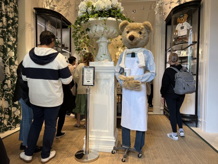 Links fürs To-Go Geschäft und rechts entlang, um im Café ein Käffchen zu trinken
