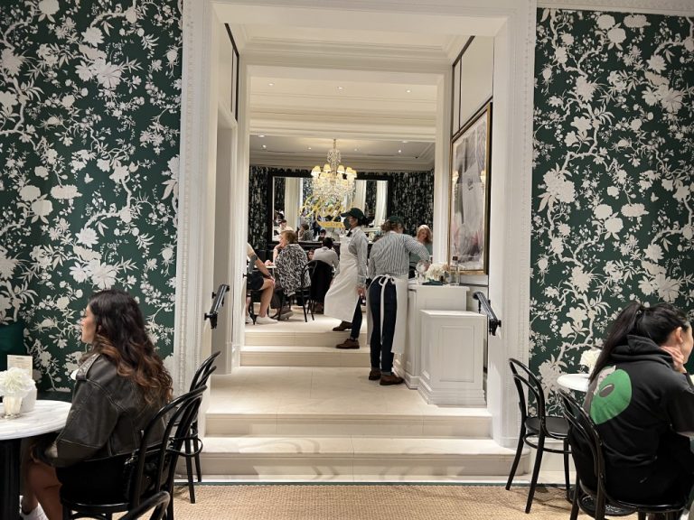 Das Innere des Cafés ist schick und elegant gehalten