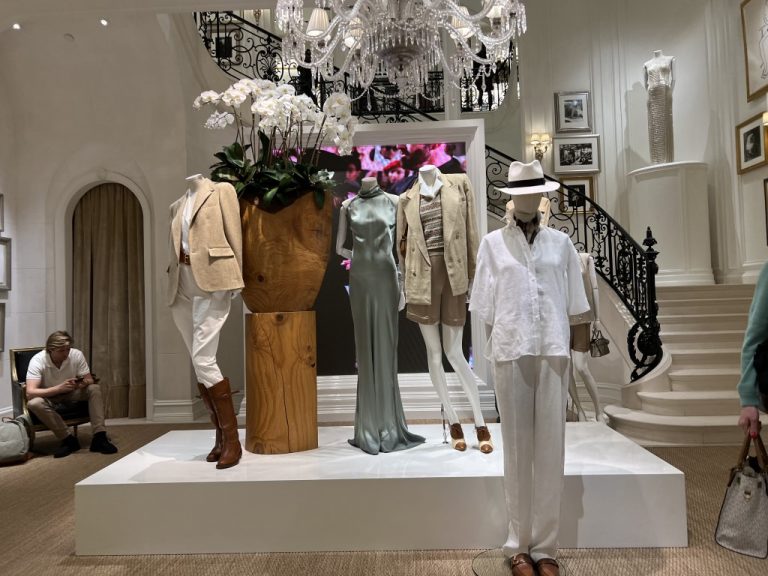 Um ins Café zu kommen, musst du durch den Laden durch