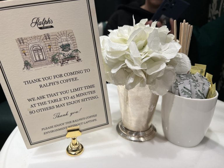 Hier wird klar darauf hingewiesen, dass die Zeit im Café limitiert ist - und Laptops sind nicht erwünscht