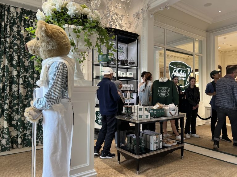 Im Café gibt es natürlich einiges an Merchandising