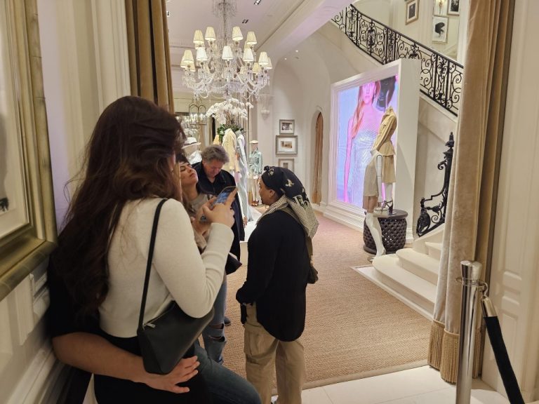 Die Warteschlange im Ralph Lauren Modegeschäft - die Wartezeit kann gut und gerne länger als eine Stunde betragen
