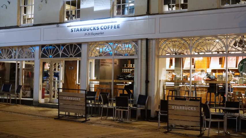 Ein Café Franchise Konzept, wie Starbucks, zeichnet vor allem ein hoher Standardisierungsgrad aus - das sind Vorteile, wenn du ein eigenes Café eröffnen willst.