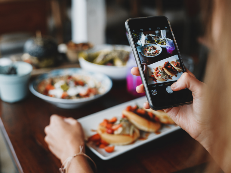 Das Smartphone ist unser täglicher Begleiter und das sollte auch im Gastronomie Online Marketing berücksichtigt werden