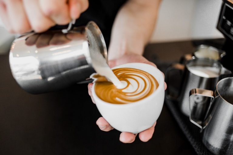 Grundkenntnisse zum Kaffee und der Zubereitung sind wichtig und wertvoll, wenn du ein eigenes Café eröffnen willst. Hast du schon die richtigen Erfahrungen?