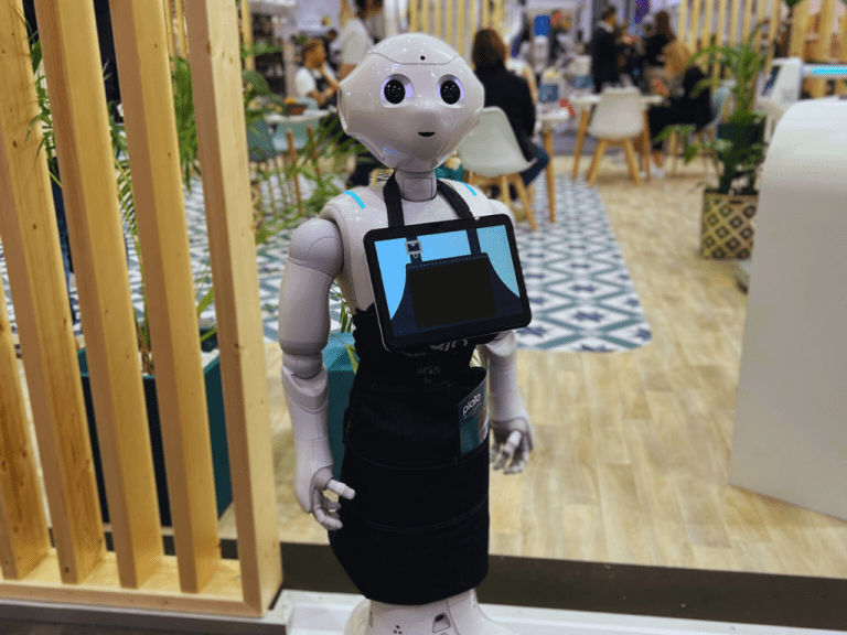 Der Plato Roboter Kellner weist dir deinen Platz zu und der Bella Bot Katzen Roboter Restaurant serviert dir deine Bestellung
