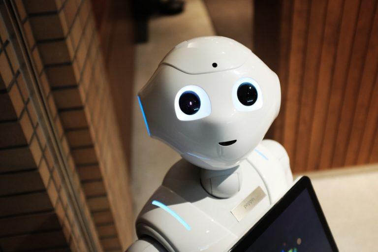 Roboter im Restaurant können in verschiedenen Bereichen eingesetzt werden. Hier als Einweiser für deinen Platz