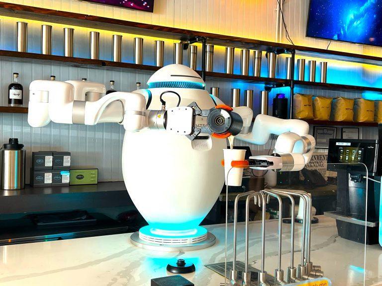 Der Roboter bereitet deinen Kaffee mit höchster Präzision zu