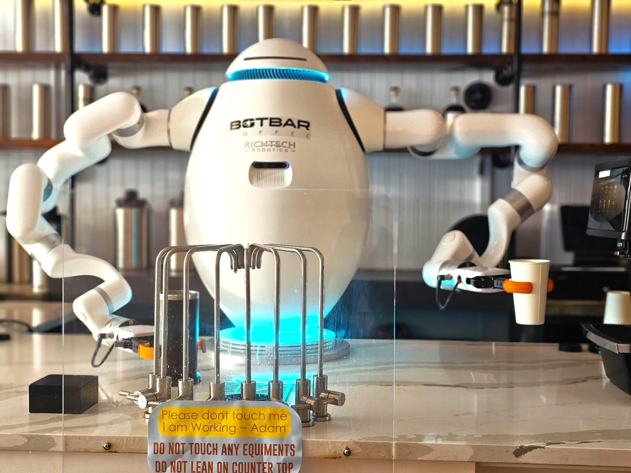 Ein Barista Roboter bereitet einen Kaffee zu - die neuen Mitarbeiter im Café