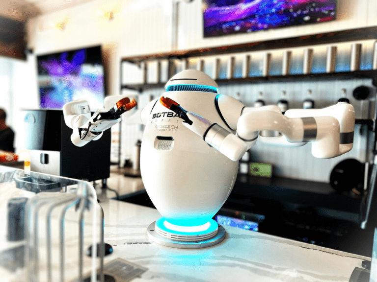 Der Barista Roboter bereitet Kaffee und kaffeehaltige Getränke zu und wir in Zukunft häufiger in Cafés zu sehen sein