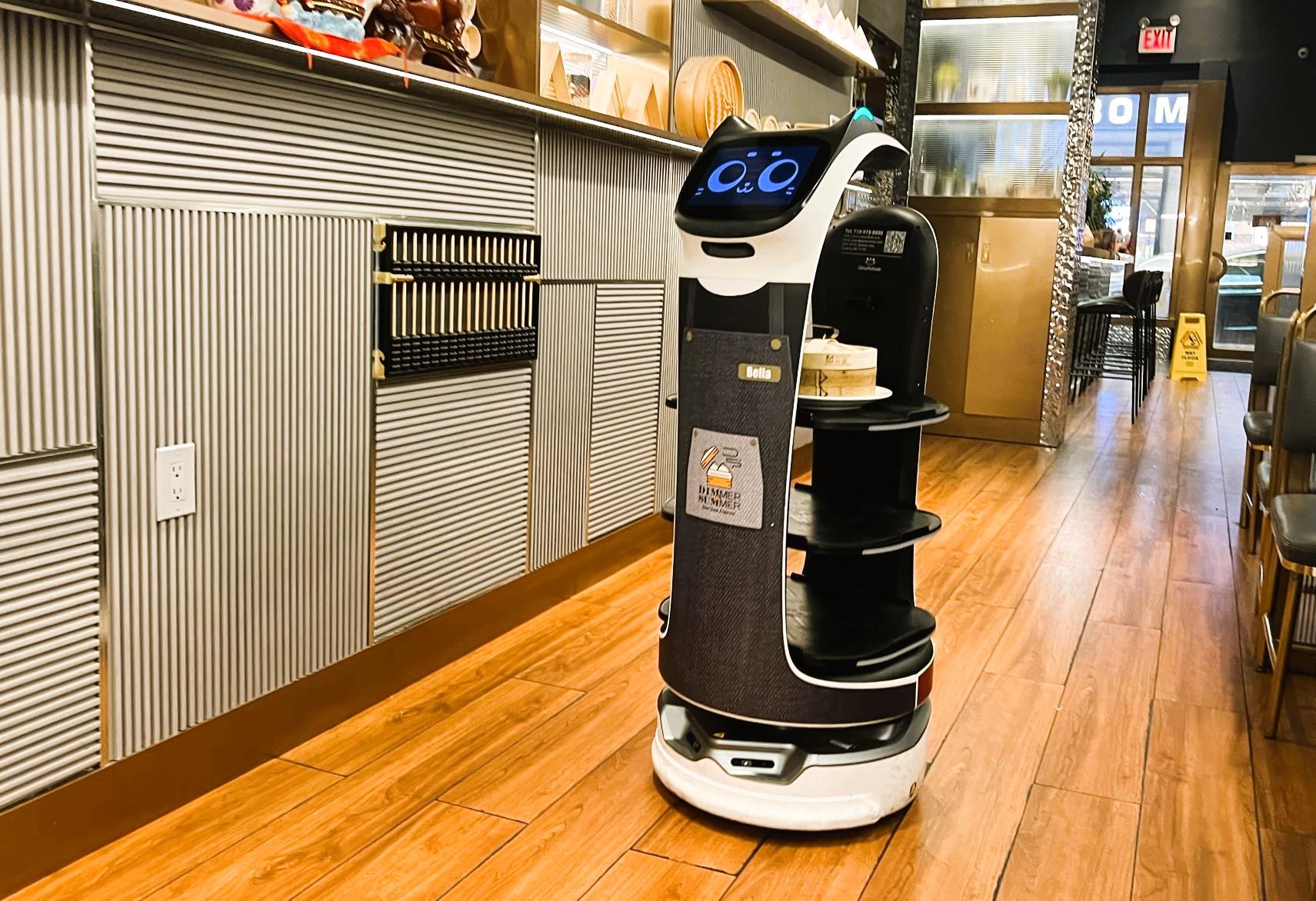 Kellner Roboter werden in der Zukunft immer häufiger in der Gastronomie und im Restaurant als Bedienung eingesetzt.