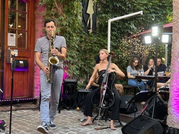 Bei The Wright Thing treten verschiedene Künstler und Künstlerinnen auf - das geht natürlich nicht ganz umsonst.