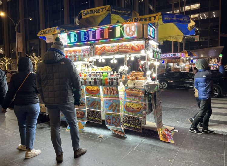 Leuchtreklame für einen Street Food Wagen fällt auf
