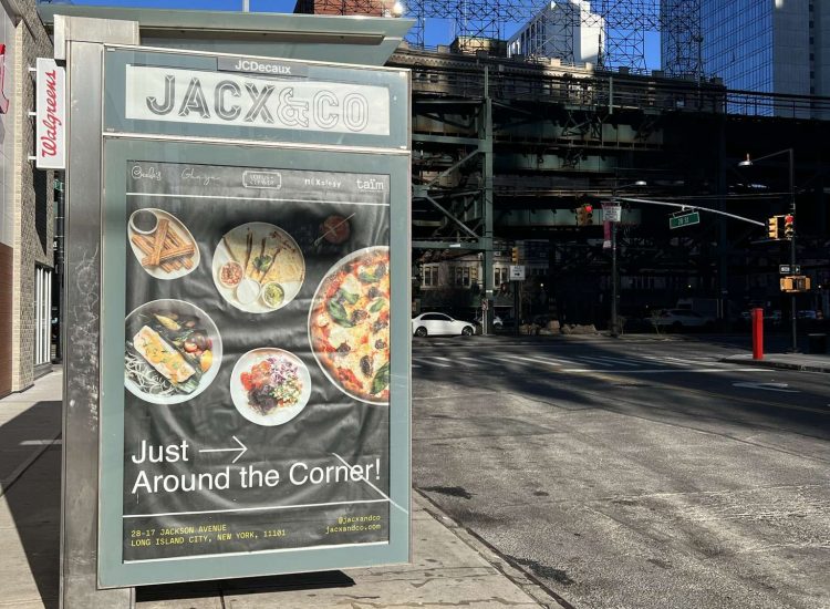 Werbung für Gastronomie Angebote auf einem Plakat an einer Bushaltestelle