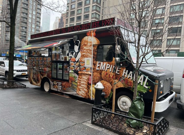 Ein riesiger Döner kommt gefahren - die Message / Werbebotschaft ist klar!