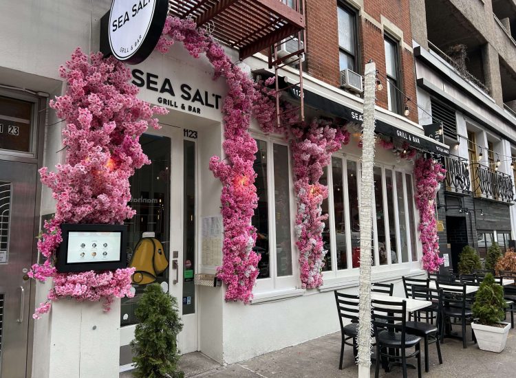 Die rosa Bepflanzung (wenn auch aus Plastik) fällt auf und weckt Interesse