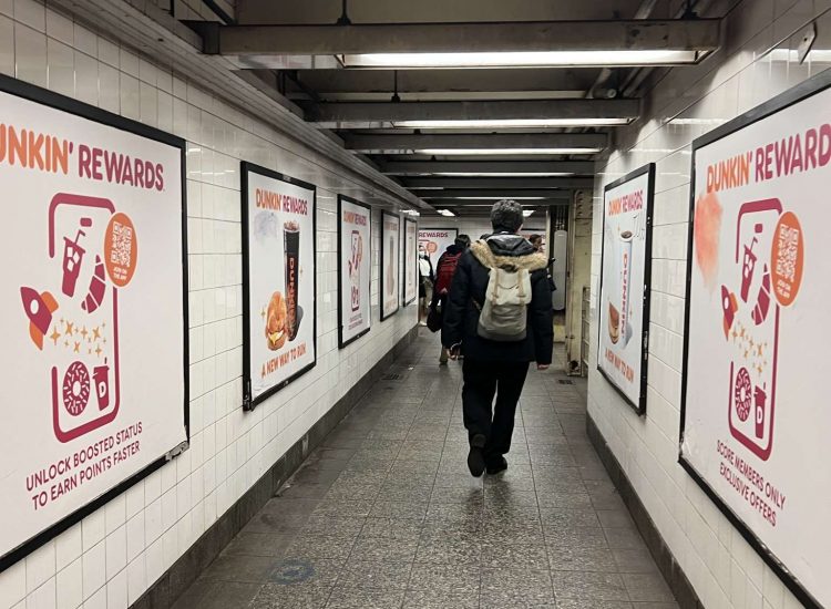 In einer U-Bahn macht Dunkin auffällig auf sich aufmerksam