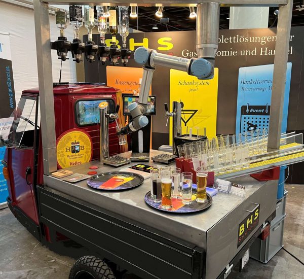 Ein Bierzapf Roboter ist im Einsatz