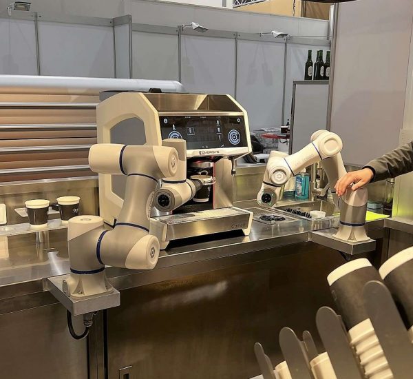 Barista Roboter - hier gibt der Roboterarm den Kaffee aus