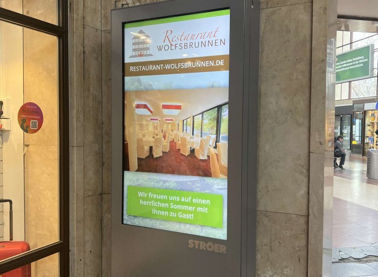 Gerade an viel frequentierten Stellen werden immer mehr Bildschirme für digitale Werbung aufgestellt, wie hier in einem Bahnhof