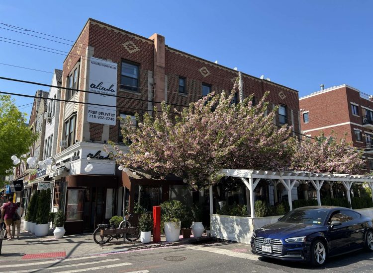 Hier hat das Restaurant die Natur als Freund und die blühenden Bäume ziehen die Blicke aufs Restaurant