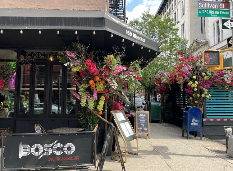 Blumen und Pflanzen sorgen für ein schönes Ambiente als Außendekoration für Restaurants