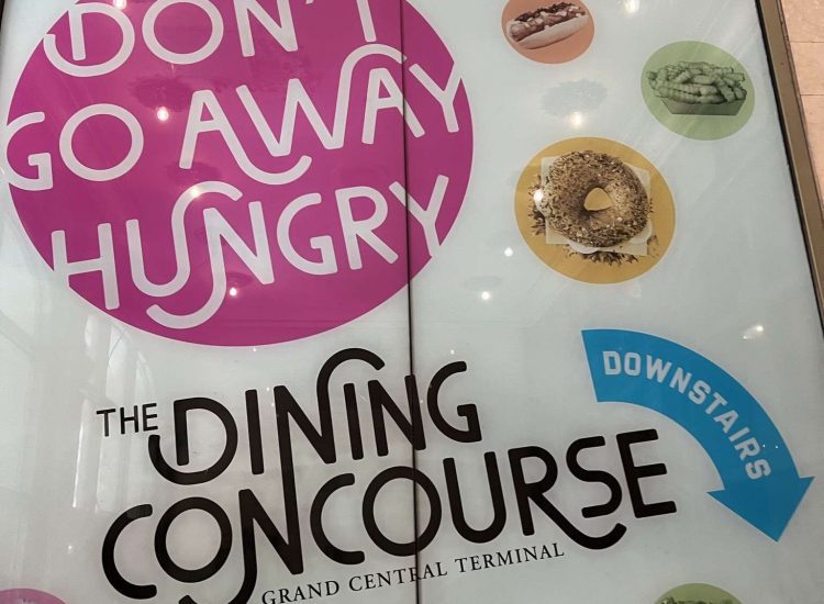 Bunt und auffällig hilft Werbung und Reklame für Restaurants in öffentlichen Bereichen