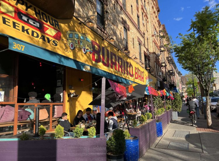 Auch ein bunter Anstrich und Sitzplätze draußen sorgen für Aufmerksamkeit vorbeilaufender Leute