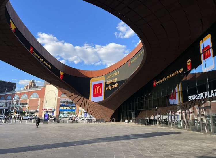 Außenwerbung auf großen Displays