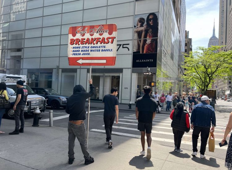 Aussenreklame für ein Restaurant mit einem sogenannten Sign Spinner in einer belebten Innenstadt