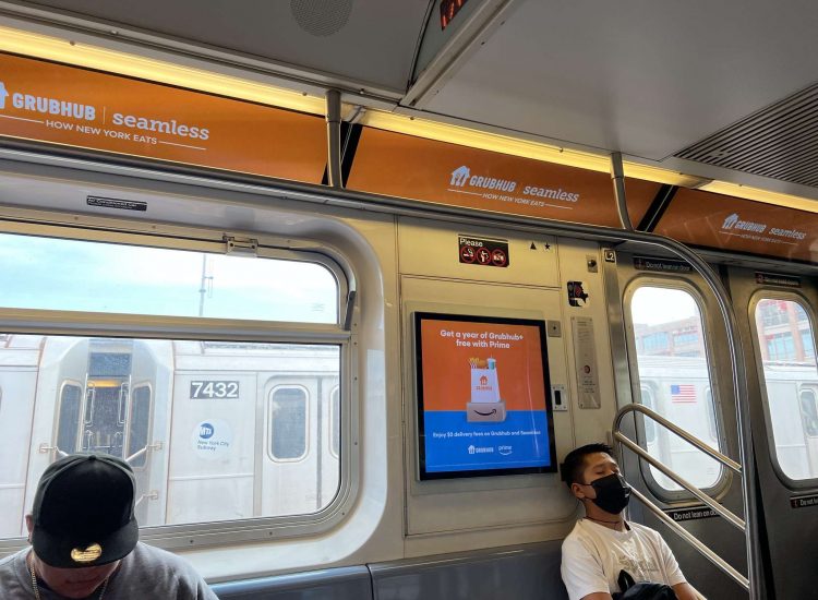 Digitale Bildschirmwerbung in Zügen und der U-Bahn nimmt zu