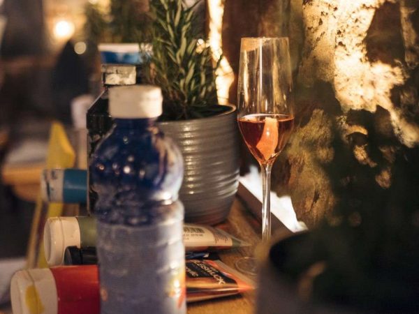 Sip & Paint Events brauchen etwas organisation und jemanden, der die Moderation übernimmt