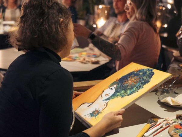 Sip and Paint als Gastronomievent kommt nicht nur super an, sondern macht auch enorm viel Spaß - hier ein Gast mit dem Bild am Tisch